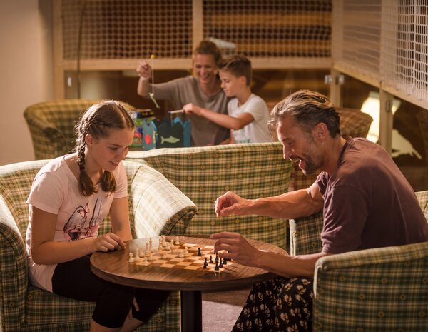 Vater und Tochter spielen Schach in der Erlebnishalle