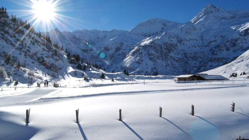 Wunderschöne winterliche Landschaft mit traumhaften Bergpanorama und Sonnenschein
