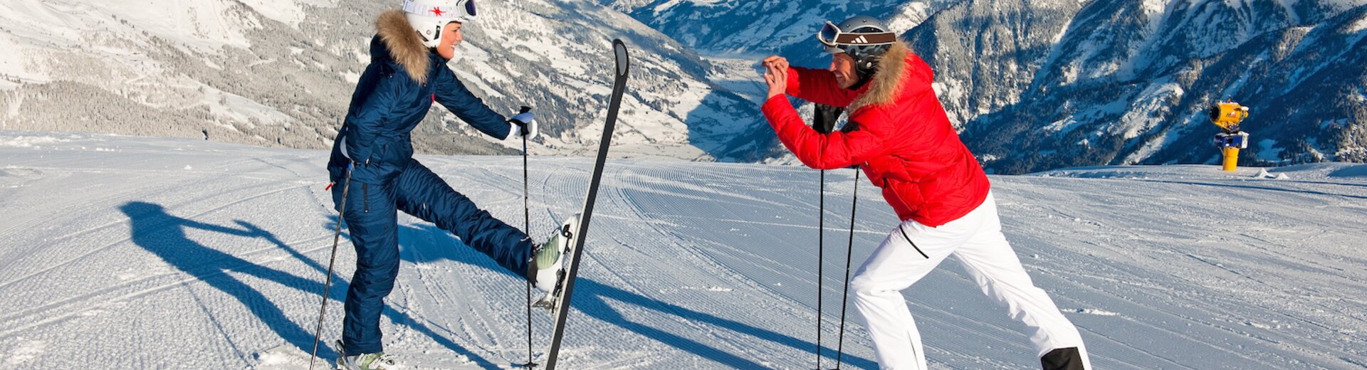 Erwachsene machen Fotos beim Skifahren