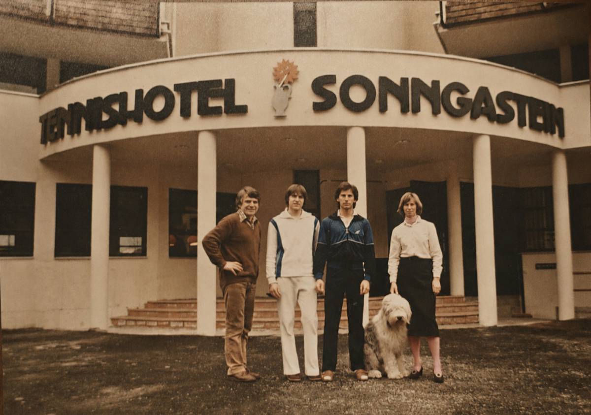 Familie Dr. Zitka in 1987 vor dem Tennishotel Sonngastein