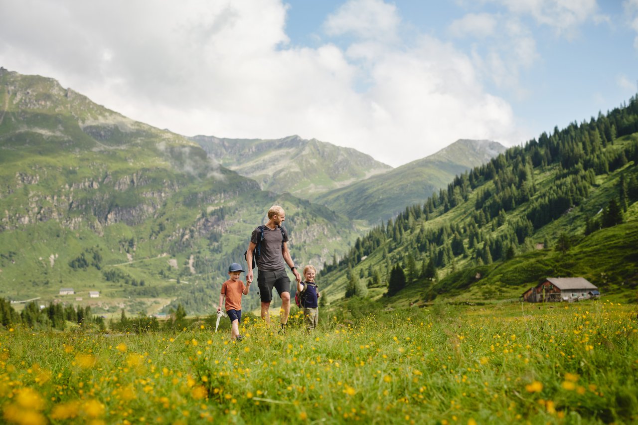 Familie mit Kindern beim Sommerurlaub in den Bergen