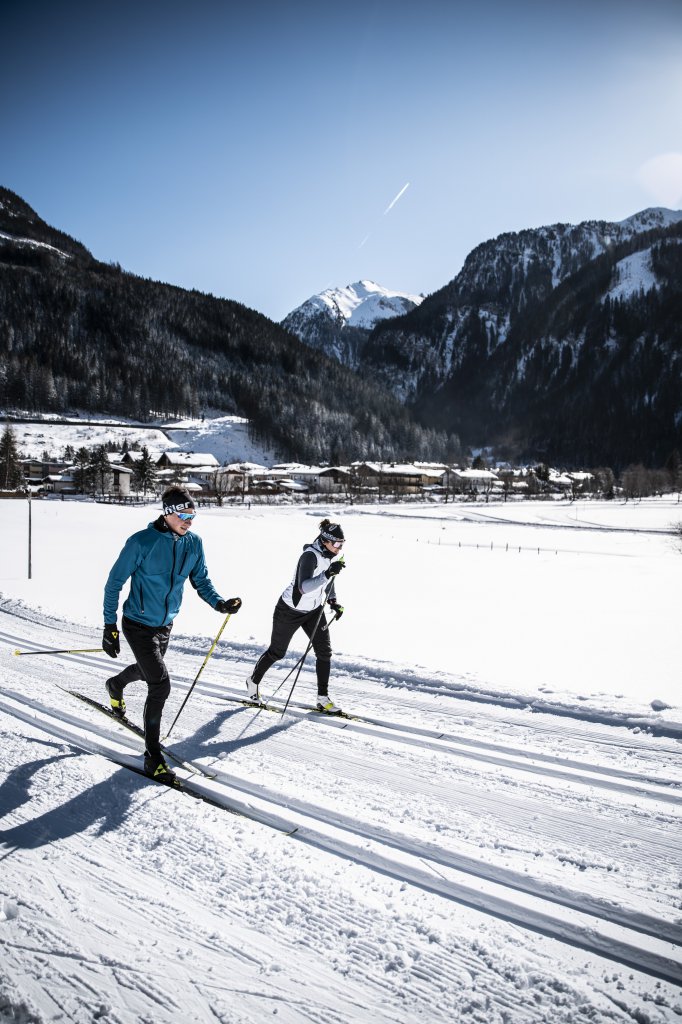 Langlaufen in der verschneiten Landschaft
