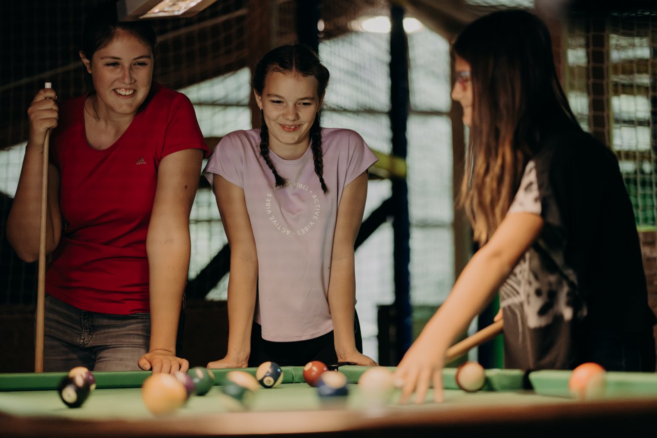 Teens beim Billard