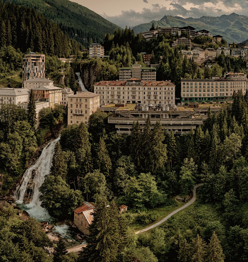 Bad Gastein mit Wasserfall und historischer Architektur