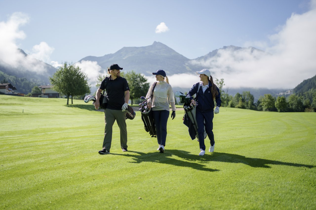 Golfer auf dem Golfplatz Gastein mit Bergpanorama