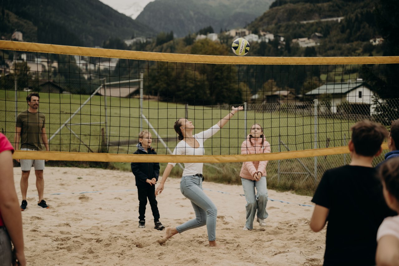 Teenager beim gemeinsamen Volleyball Spielen im Hotel Sonngastein
