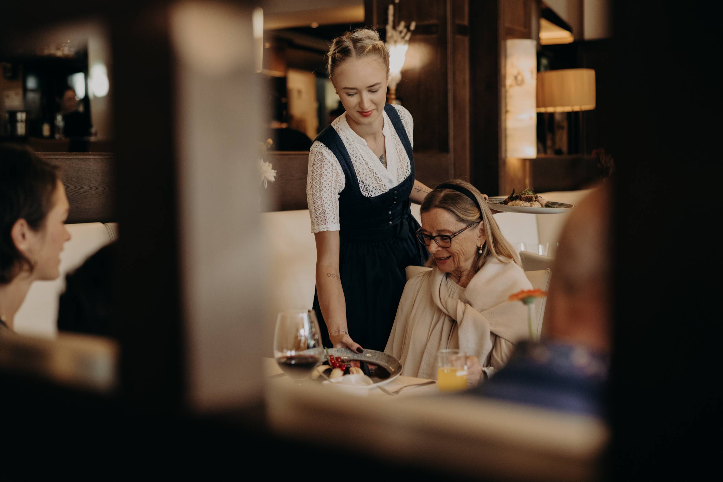 Bedienung serviert Essen im Hotelrestaurant