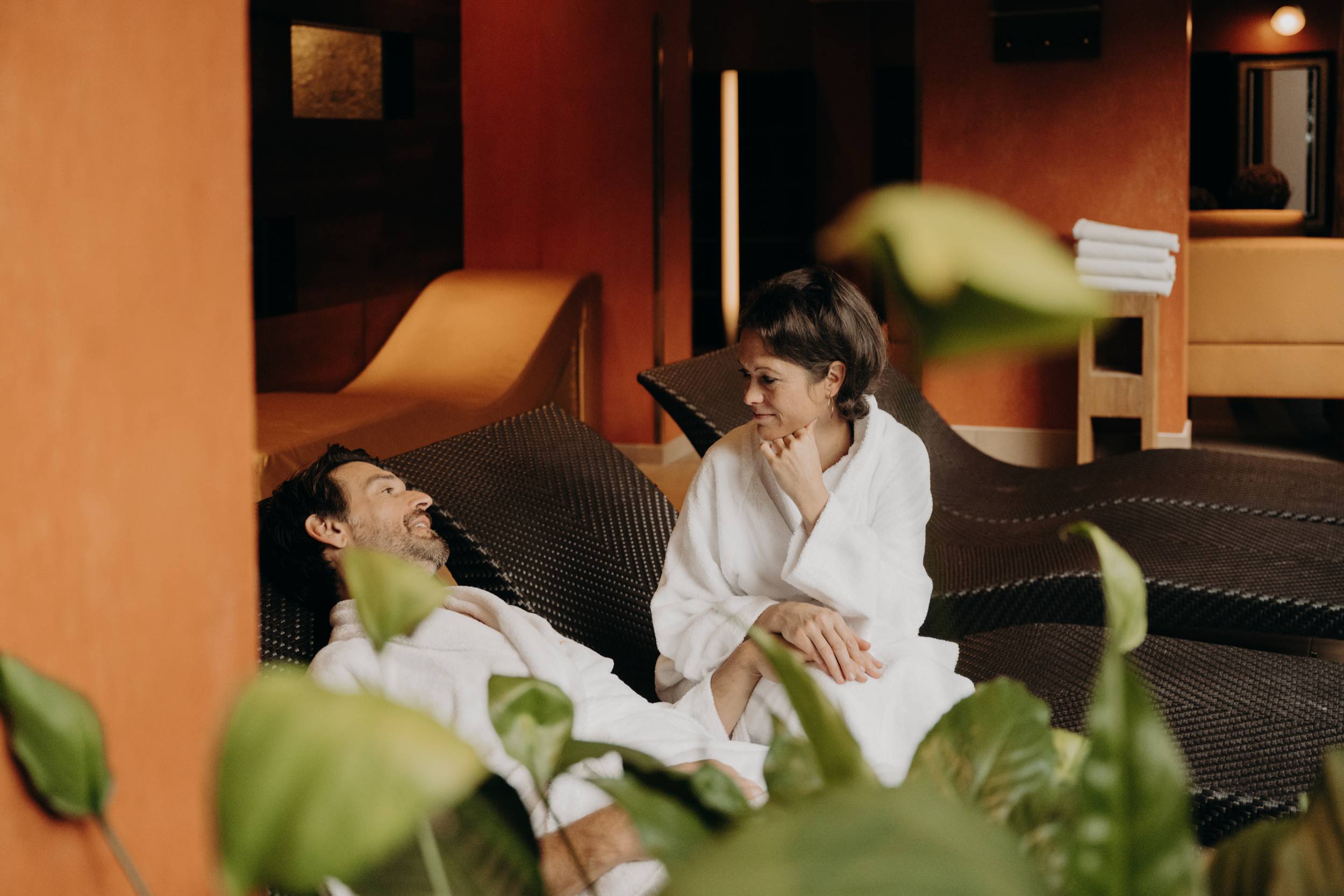Ein Paar in Bademäntel im Wellness-Ruheraum