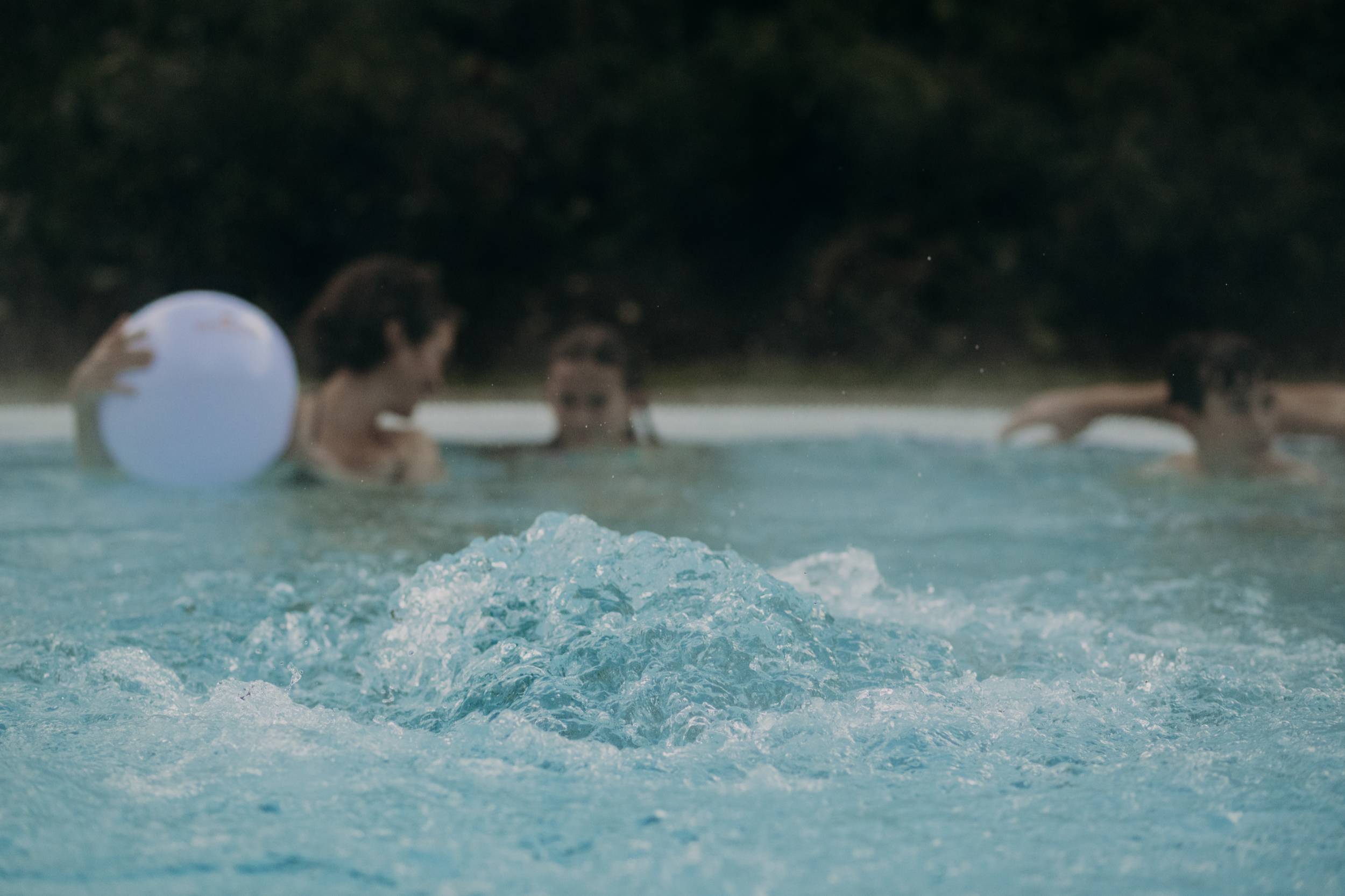 Familie im Aussenpool und der Whirlpool ist an
