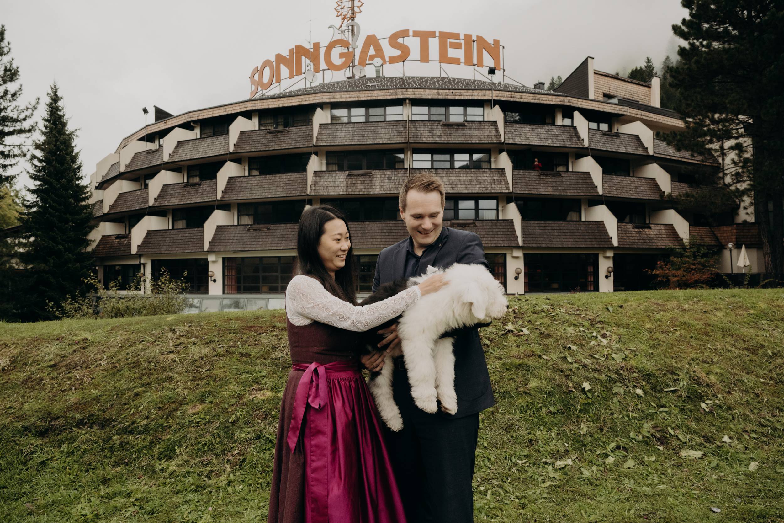 Familie Zitka mit dem Hunde auf dem Arm vor dem Hotel