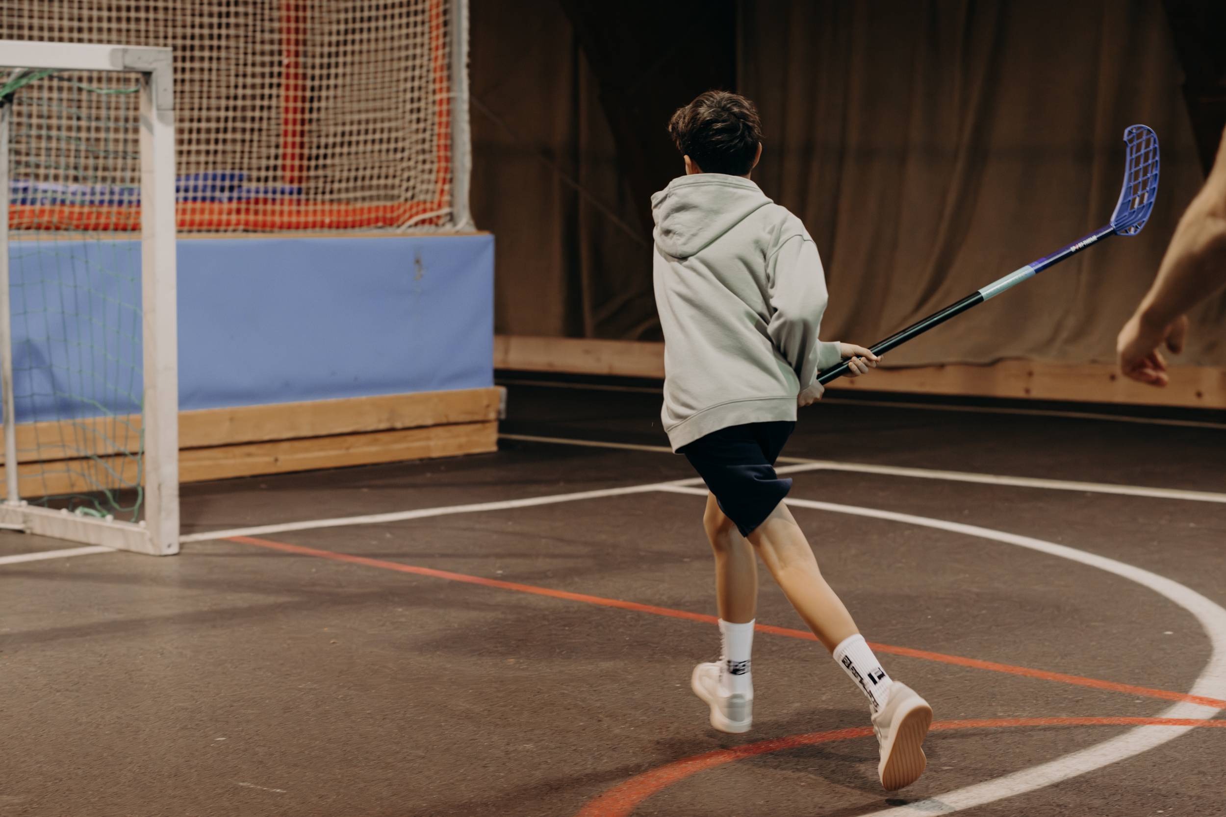 Ein Junge spielt Hockey in der Erlebnishalle
