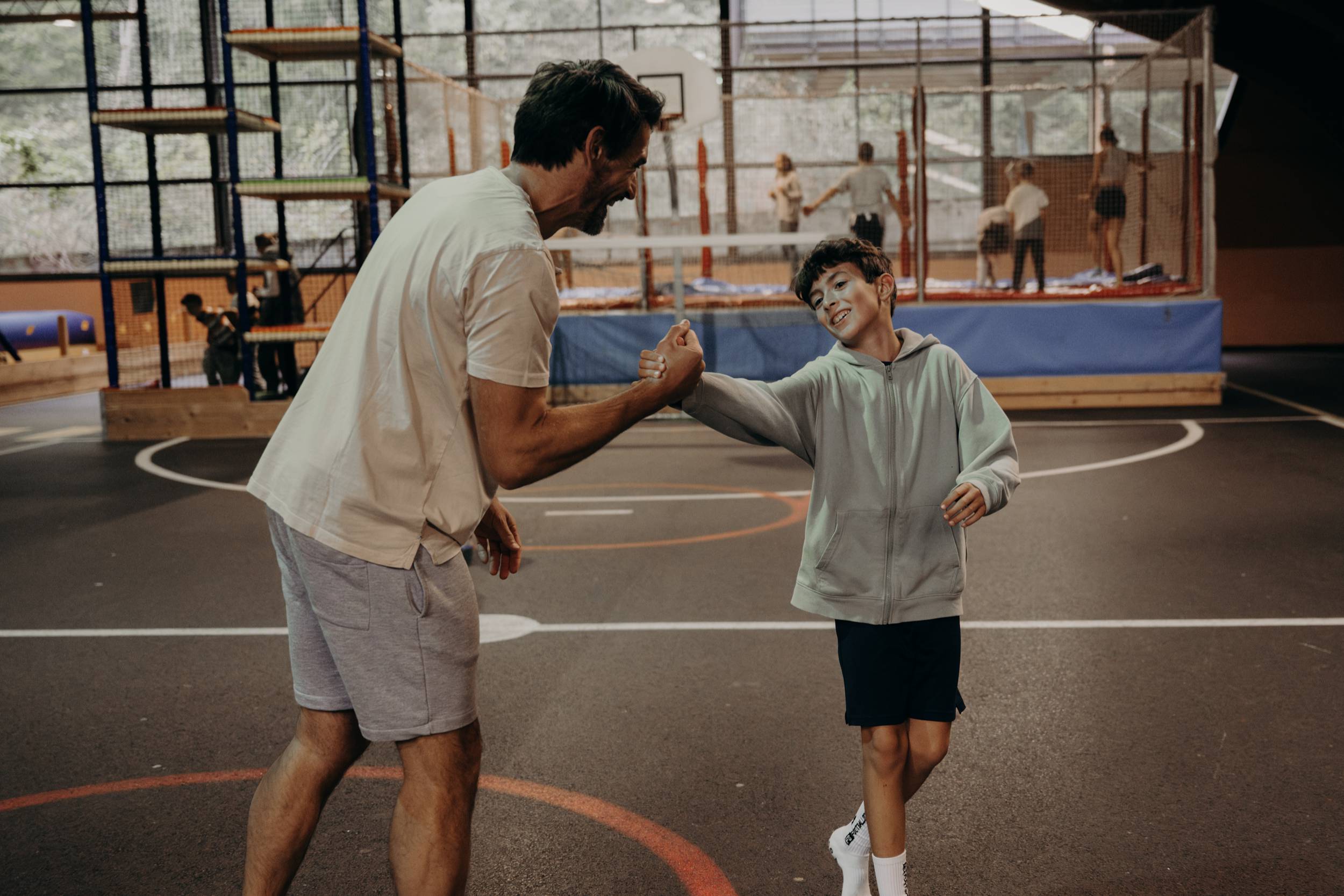 Vater und Sohn schlagen ein beim Sport in der Erlebnishalle