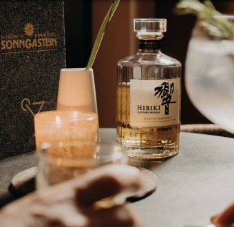 Nahaufnahme eines bar-Tisches mit Cocktails und Japanischem Whiskey