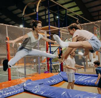 Familie springt auf den Trampolinen in der Erlebnishalle