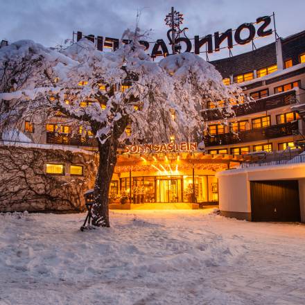 Der Eingang des Hotel Sonngastein komplett verschneit