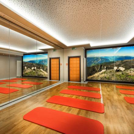 Fitnessraum im Hotel Sonngastein mit Spiegelwand und Fitnessmatten