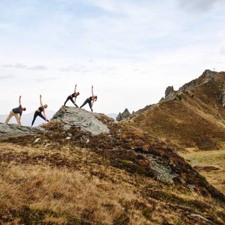 Vier Fraun im Gebirge von Gastein beim Yoga