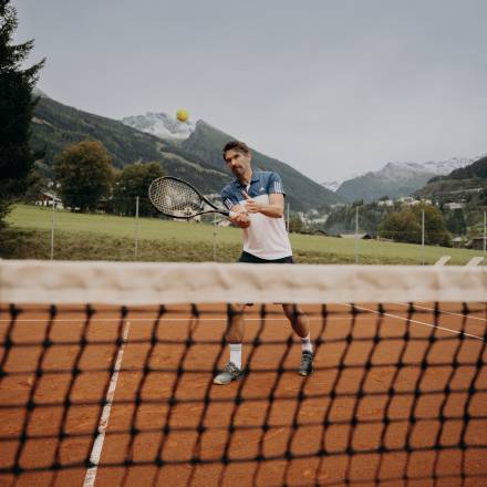 Ein Mann beim Tennisspielen auf dem Tennisplatz