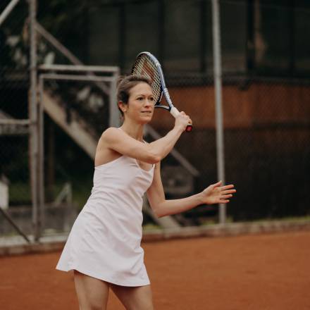 Frau beim Tennisspielen