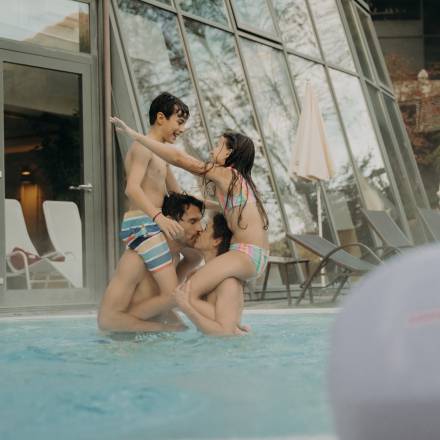 Familie hat Spaß im Aussenpool des Hotel Sonngastein