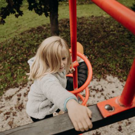 Mädchen auf dem Spielplatz des Hotels