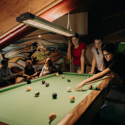 Eine Gruppe von Teenagern beim Billard spielen