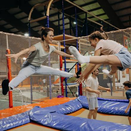 Familie springt auf den Trampolinen in der Erlebnishalle