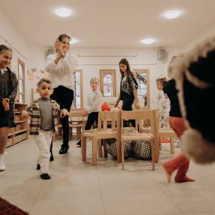 Kinder spielen in der Kinderbetreuung