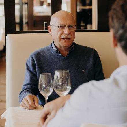 Opa und Vater unterhalten sich im Restaurant