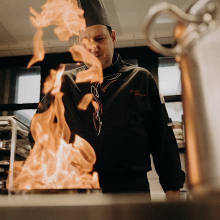 Chefkoch Georg Berger flambiert