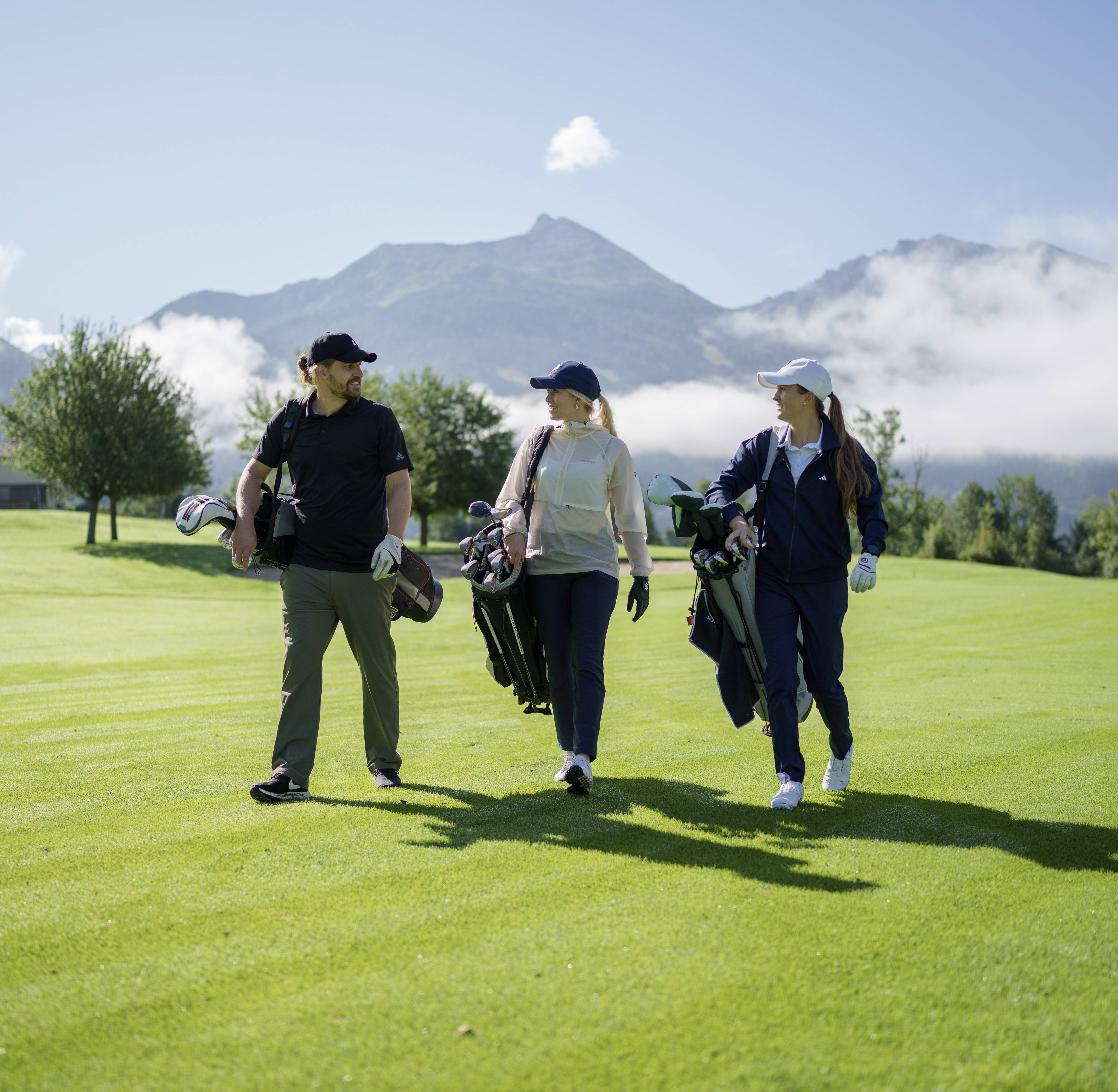 Eine Gruppe Golfer am Golfplatz Bad Gastein mit Graukogel im Hintergrund