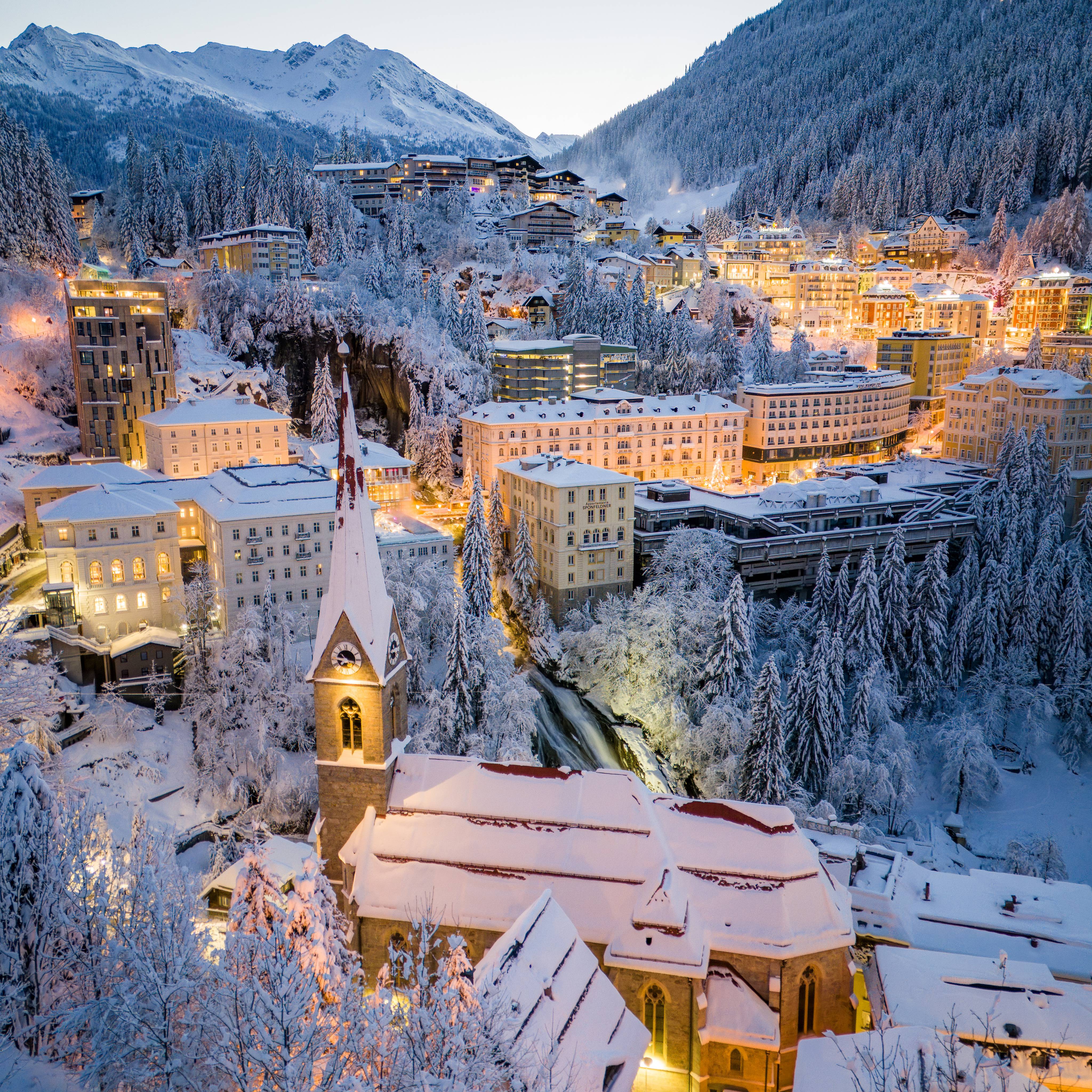 Der Ort Gastein im Winter in abendlicher Stimmung