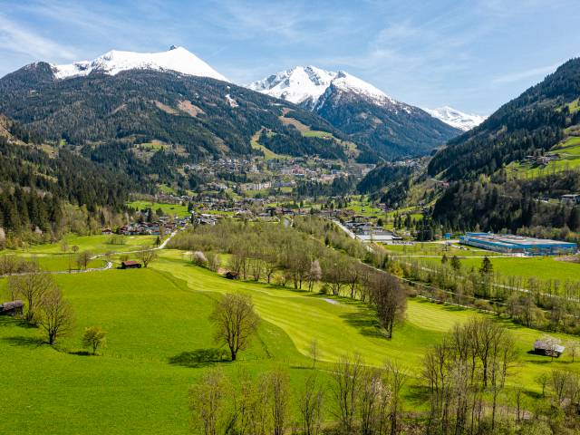 Blick auf Gastein mit den Bergen im Hintergrund