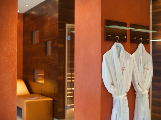 Bademäntel hängen im Wellnessbereich des Hotel Sonngastein