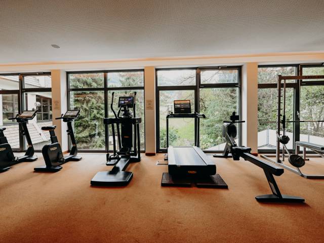 Fitnessraum im Hotel mit Fitnessgeräten, Laufbändern, Rudergerät, Hantelbank