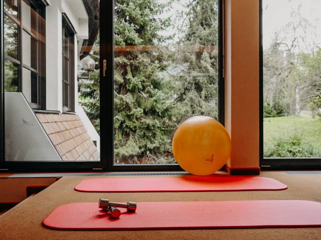 Der Fitnessraum im Hotel mit Matten, Hanteln und Gymnastikball