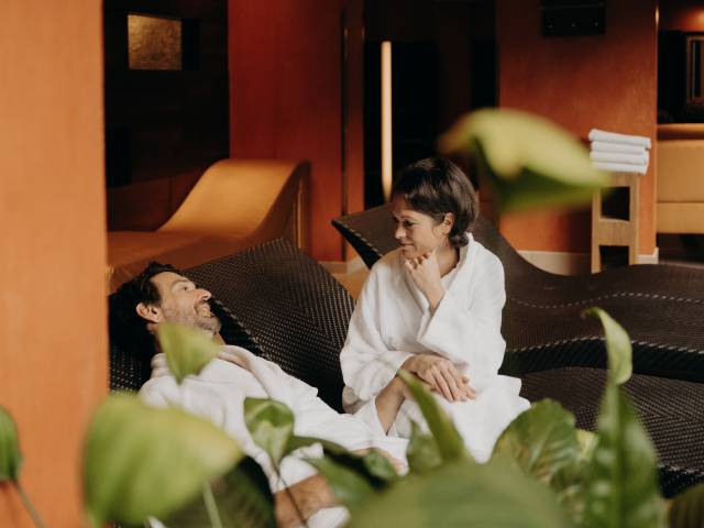 Ein Paar in Bademäntel im Wellness-Ruheraum