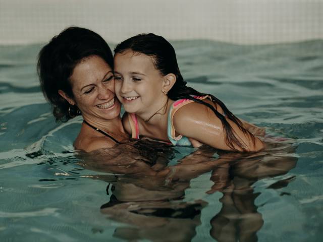 Mutter und Tochter im Hotelpool