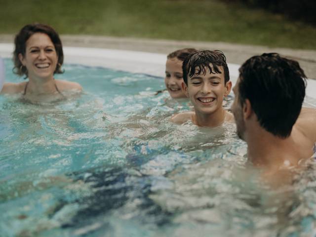 Familie im Aussenpool des Hotel Sonngastein