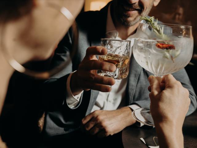 Ein Cocktail und Whisky