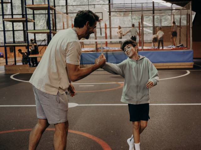 Vater und Sohn schlagen ein beim Sport in der Erlebnishalle