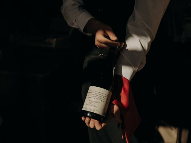 Wein wird präsentiert