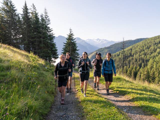 Eine Gruppe Erwachsener beim Wandern in den Bergen