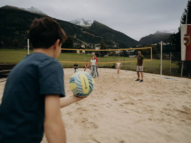 Familie spielt Beachvolleyball