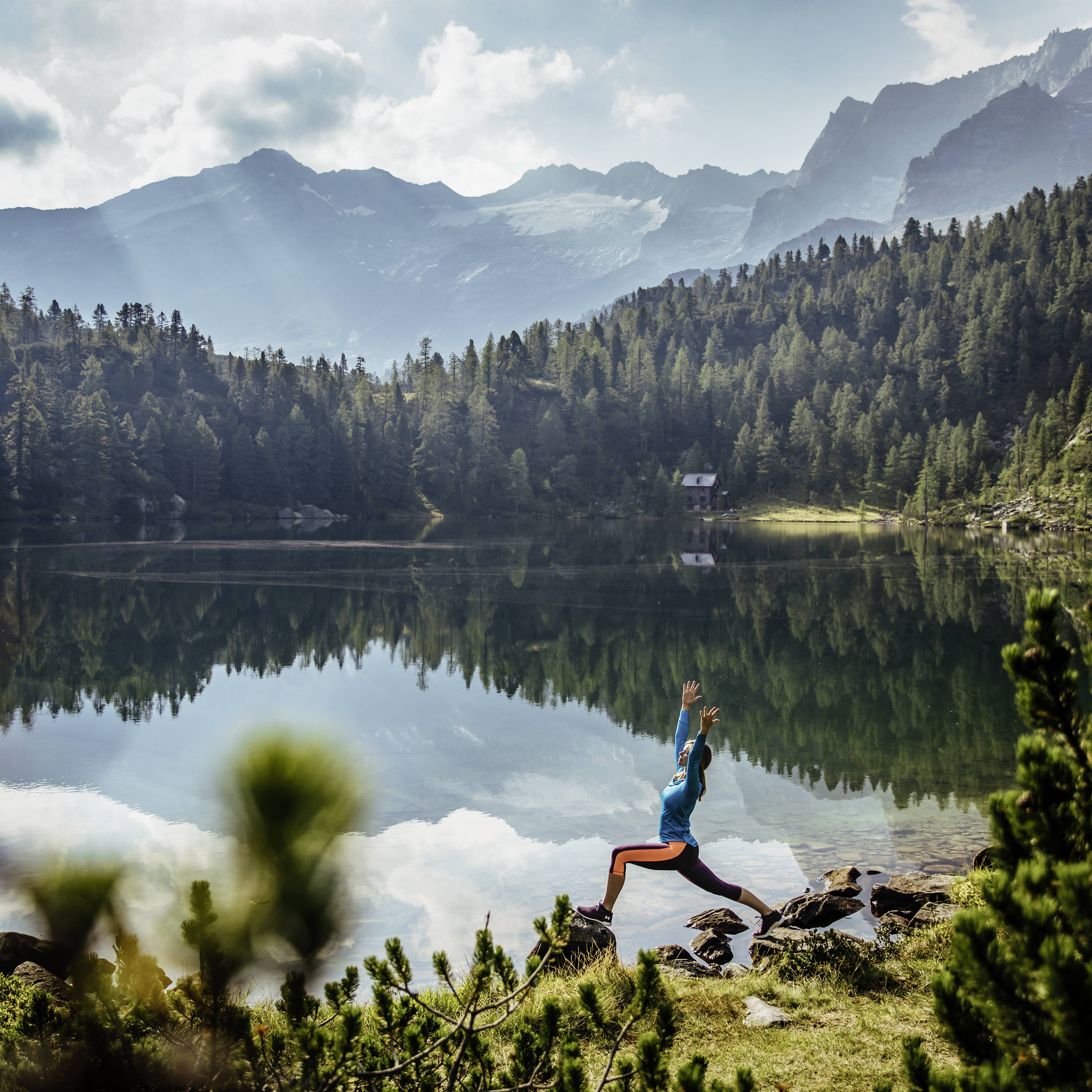 Eine Frau macht Yoga am Reedsee im Gasteinertal
