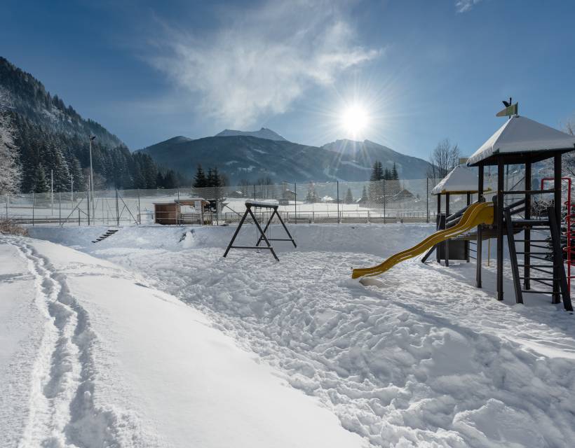 Der Spielplatz des Hotel Sonngastein komplett verschneit