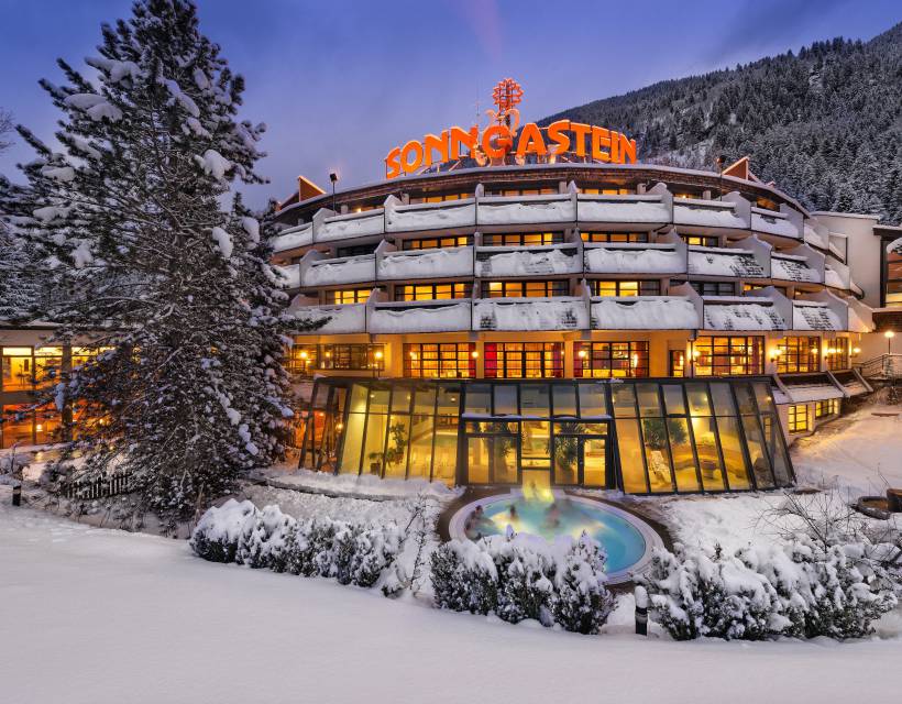 Das Hotel Sonngastein im Schnee von Aussen