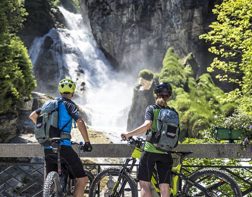 Zwei Mountainbiker stehen an den Gasteiner Wasserfällen