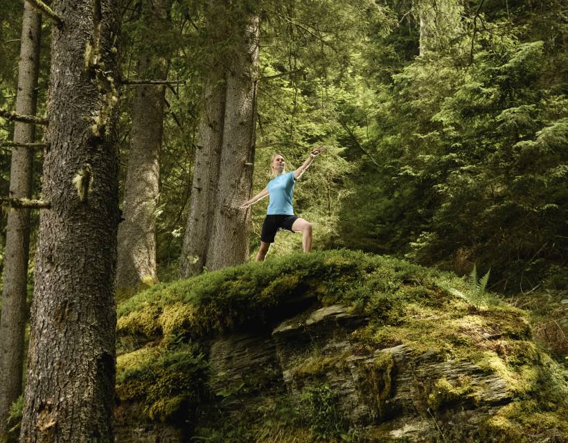 Frau macht Yoga im Wald