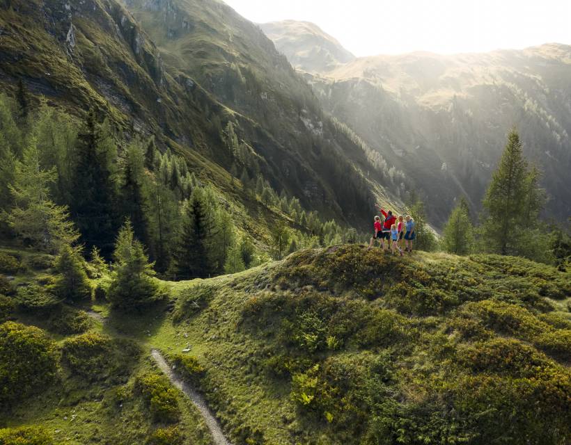 Familie beim Wandern in den Bergen des Gasteinertal